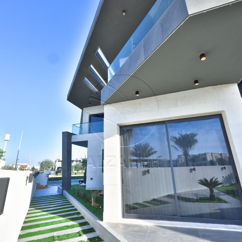 √ Single Row End | High Ceiling | Luxury Living √