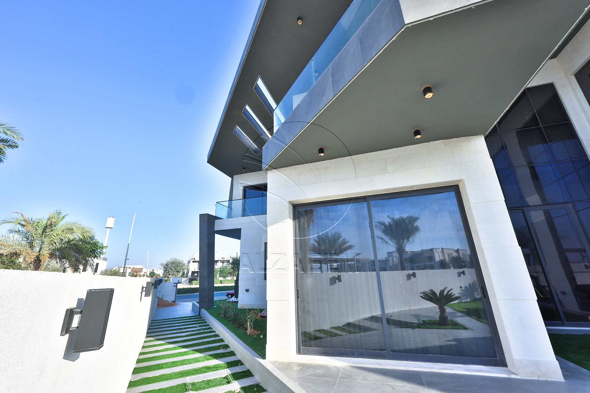 √ Single Row End | High Ceiling | Luxury Living √