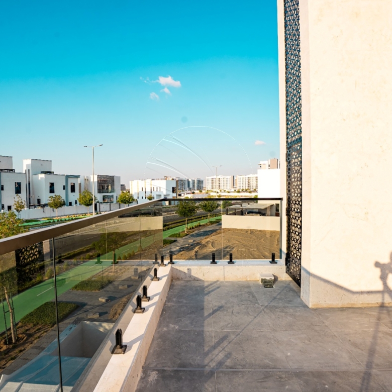 √Single Row l Landscaped l 2Y Maintenance free√