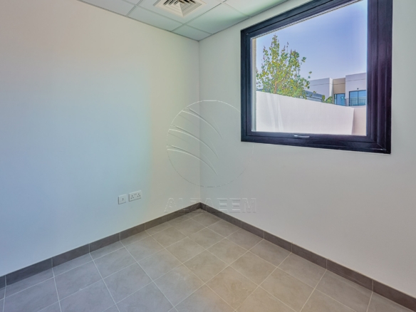 √Single Row Semi Corner | Vacant | Near the Gate√