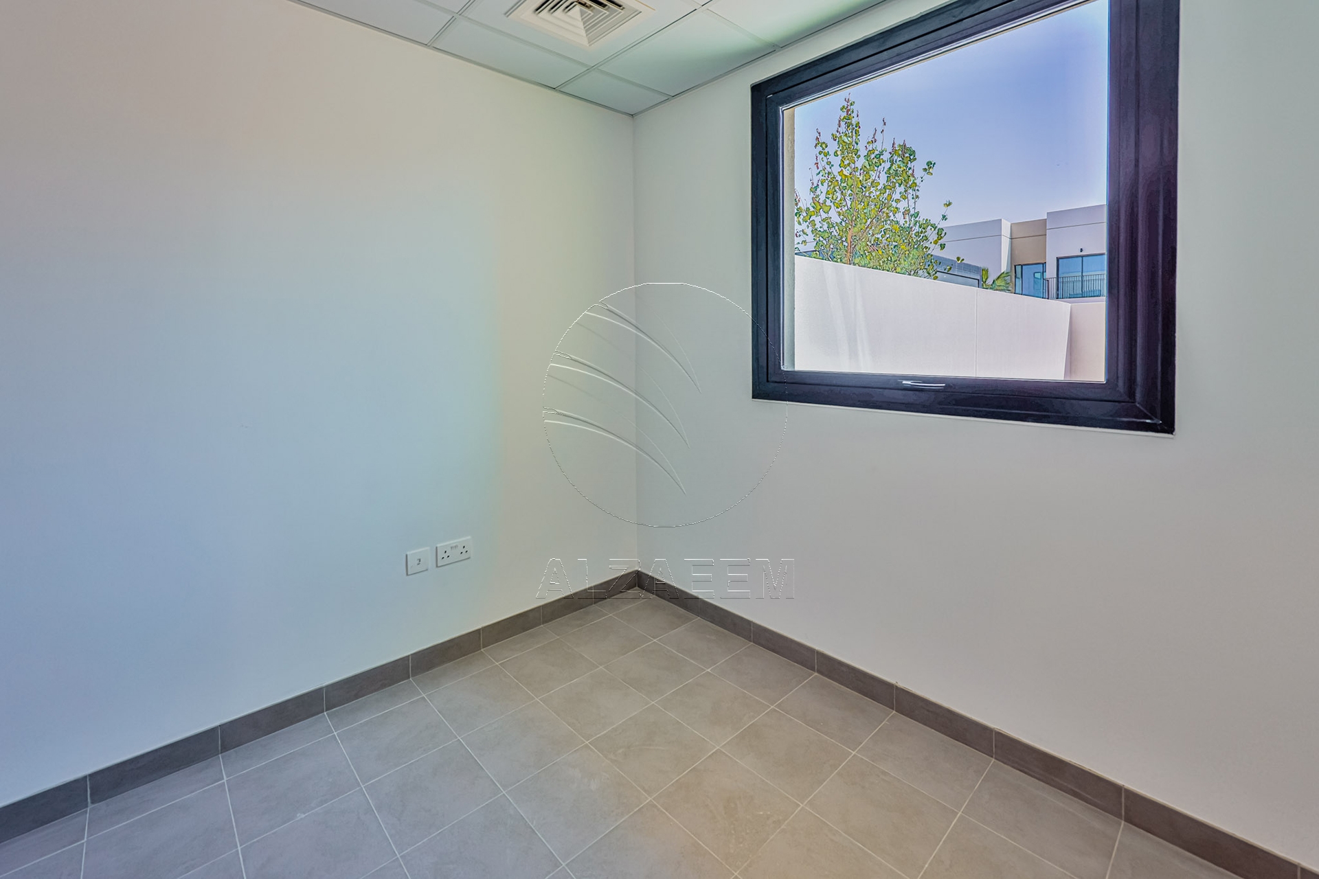 √Single Row Semi Corner | Vacant | Near the Gate√
