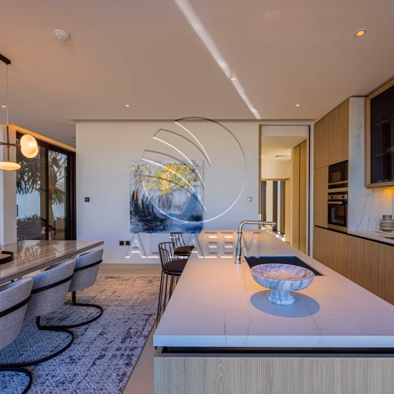 √Luxury Living | High Ceiling | Single Row Corner√