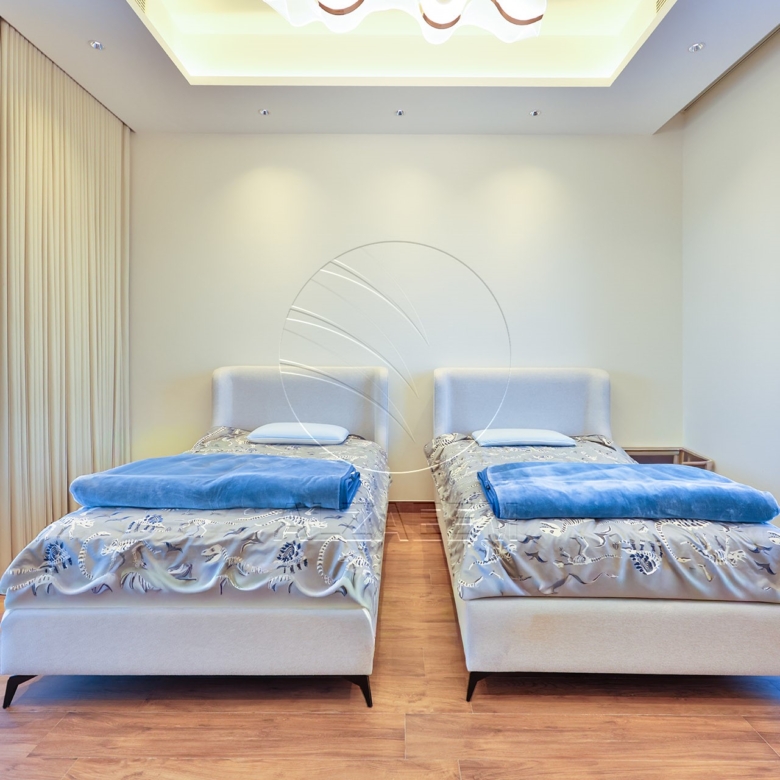 √ Single Row End | High Ceiling | Luxury Living √
