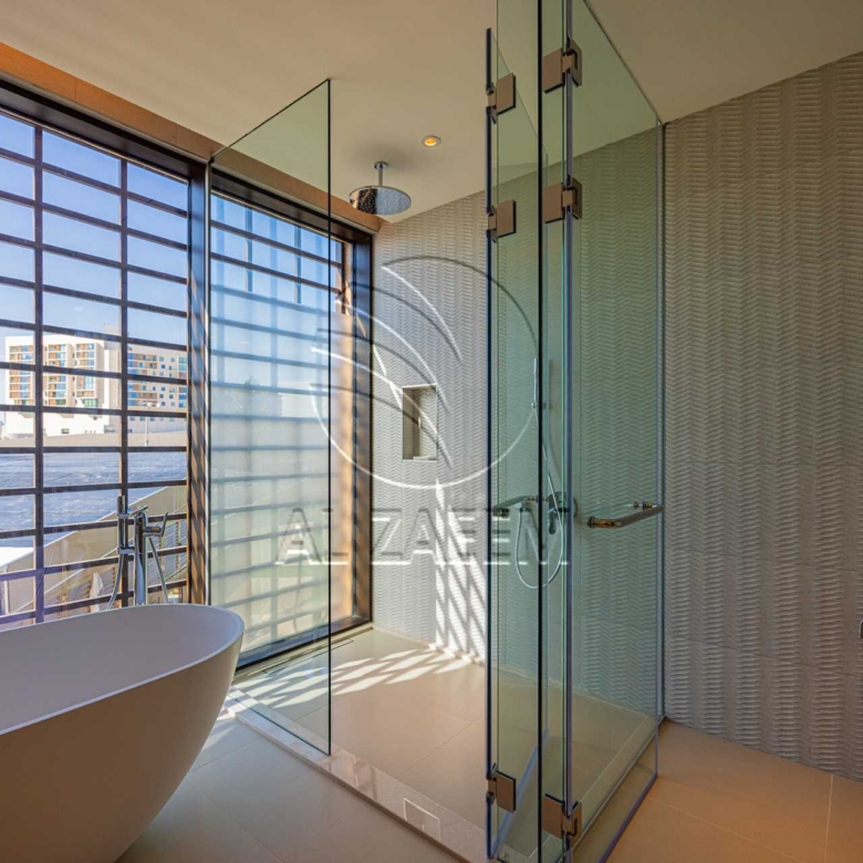 √Luxury Living | High Ceiling | Single Row Corner√