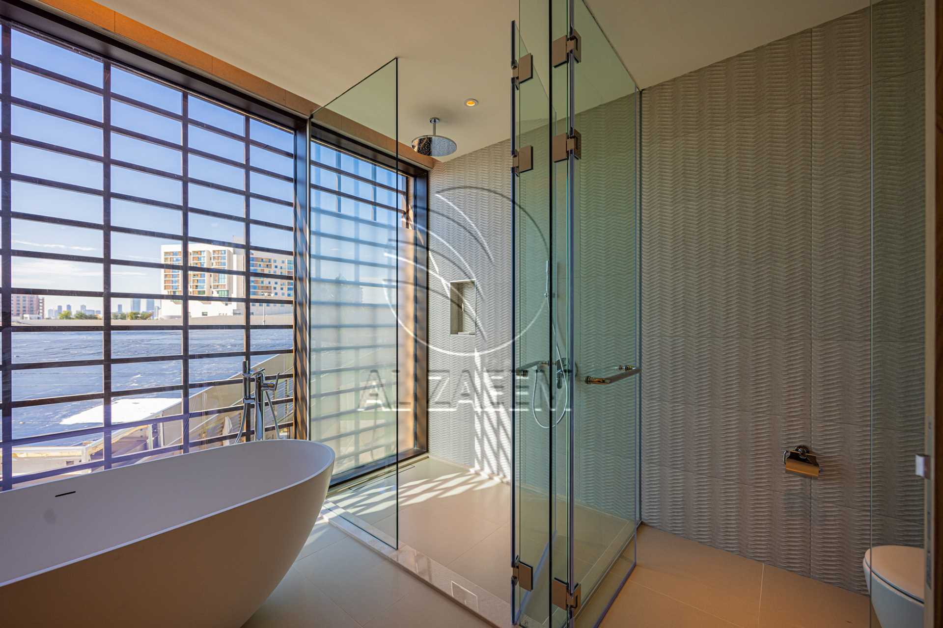 √Luxury Living | High Ceiling | Single Row Corner√