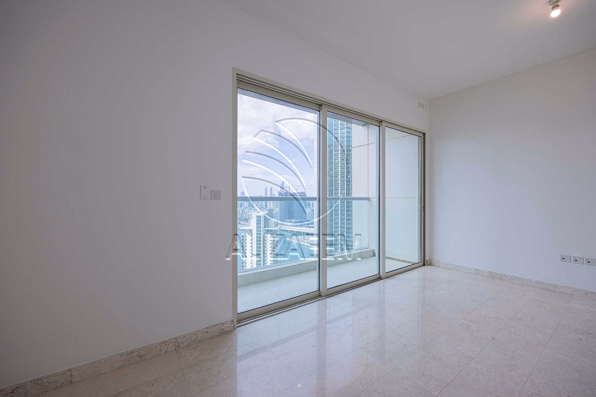 √ High Level | Vacant | Sea and Skyline Views √