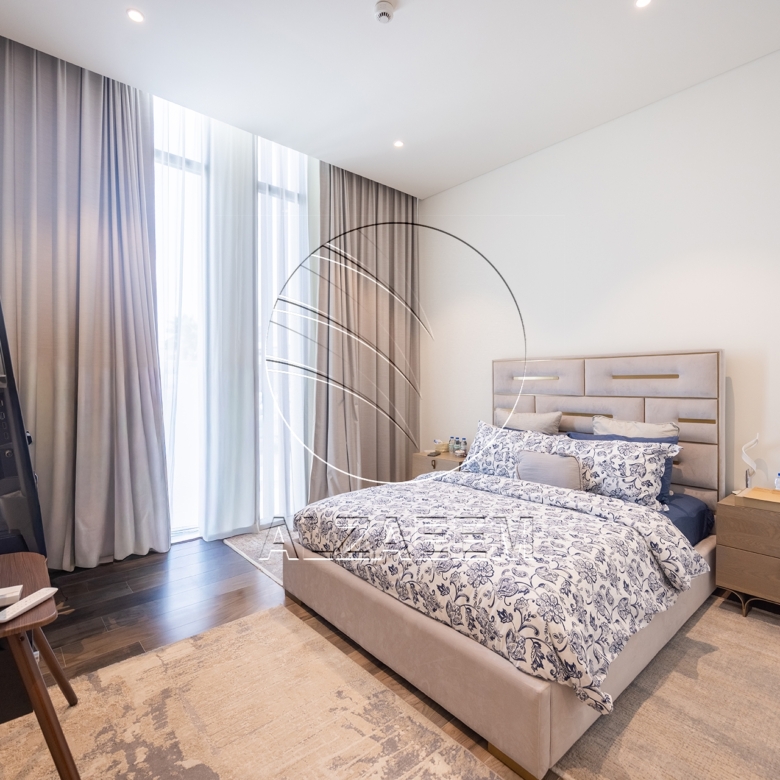 √CORNER 5BR Villa with Pool | Landscaped Garden√