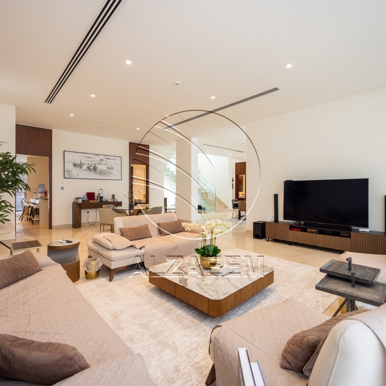 √CORNER 5BR Villa with Pool | Landscaped Garden√