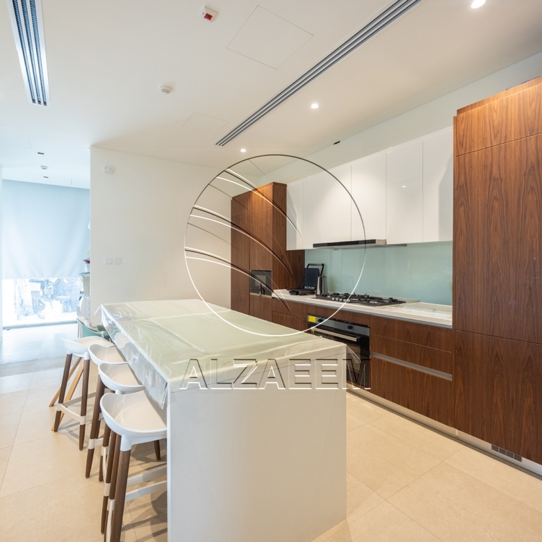 √CORNER 5BR Villa with Pool | Landscaped Garden√