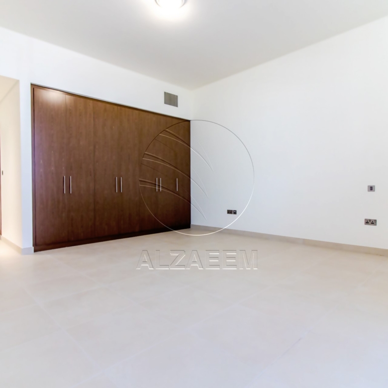 VACANT! 5BR+Maid | Mid Unit-Double Row