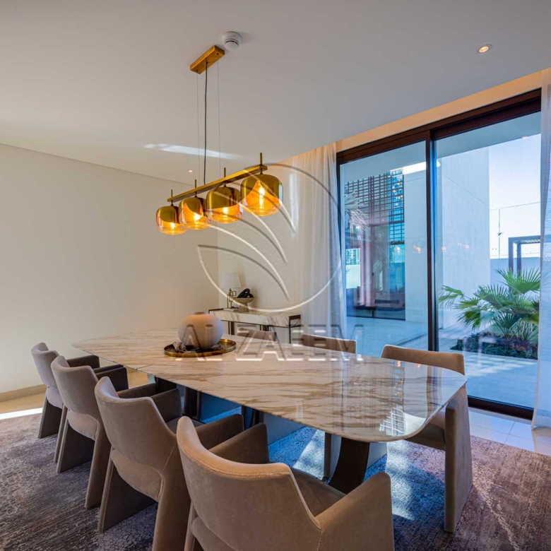 √Luxury Living | High Ceiling | Single Row Corner√