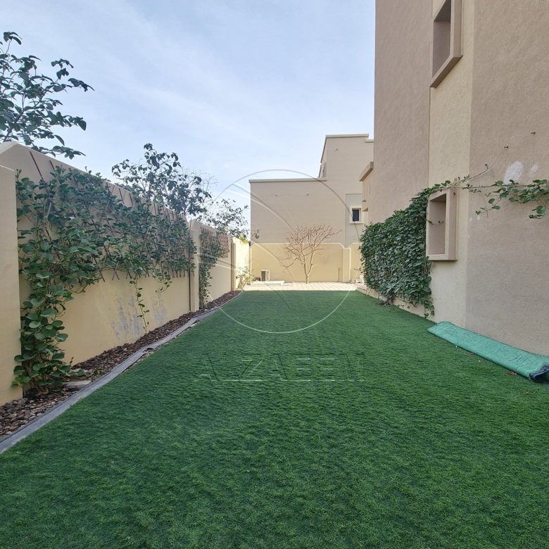Corner Villa + Private Pool! End Use or Investment