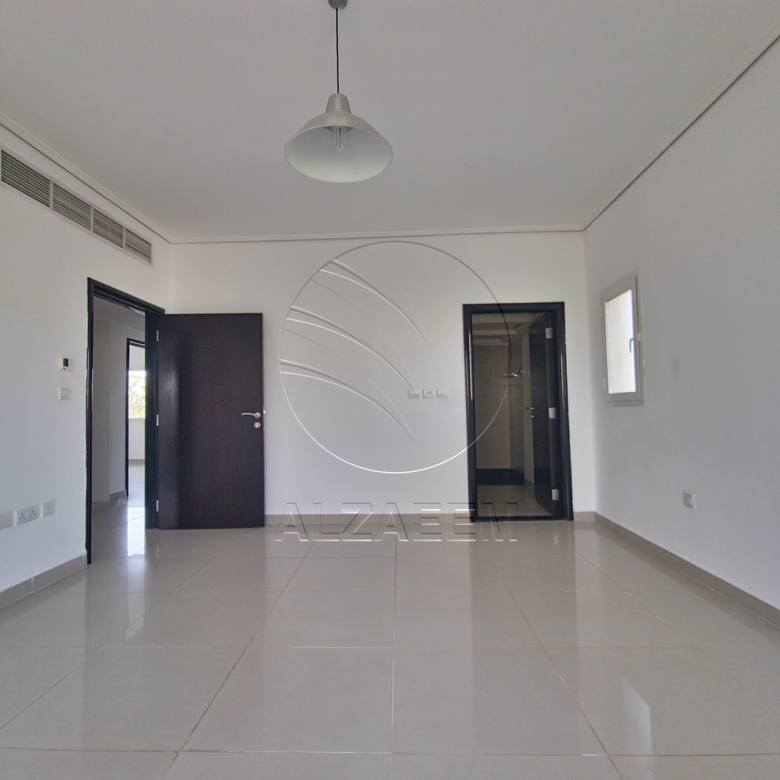 Corner Villa + Private Pool! End Use or Investment