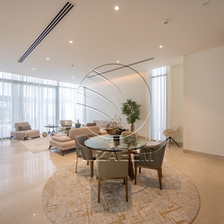 √CORNER 5BR Villa with Pool | Landscaped Garden√