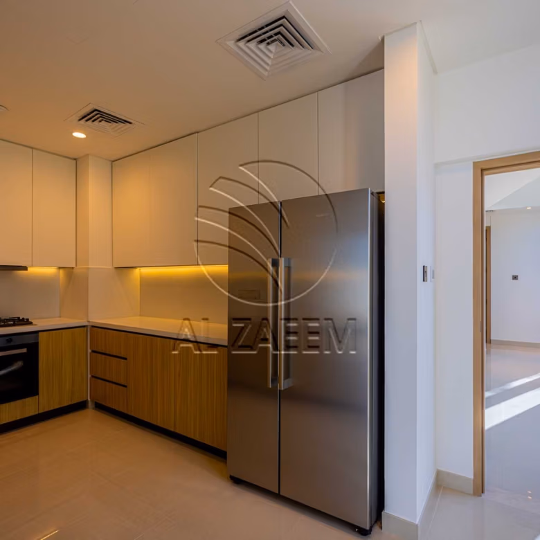 √Luxury Living | High Ceiling | Single Row Corner√