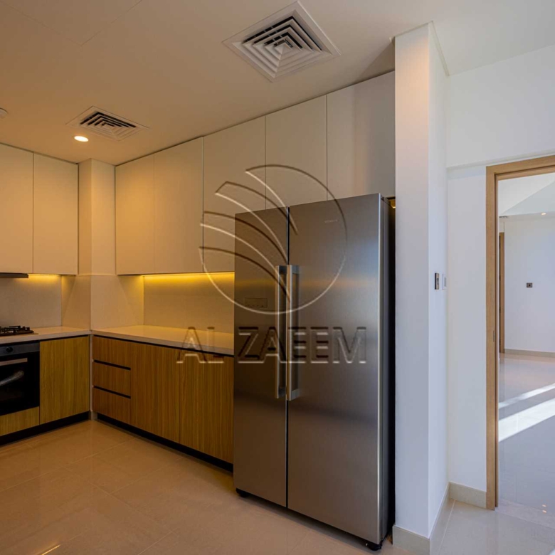 √Luxury Living | High Ceiling | Single Row Corner√