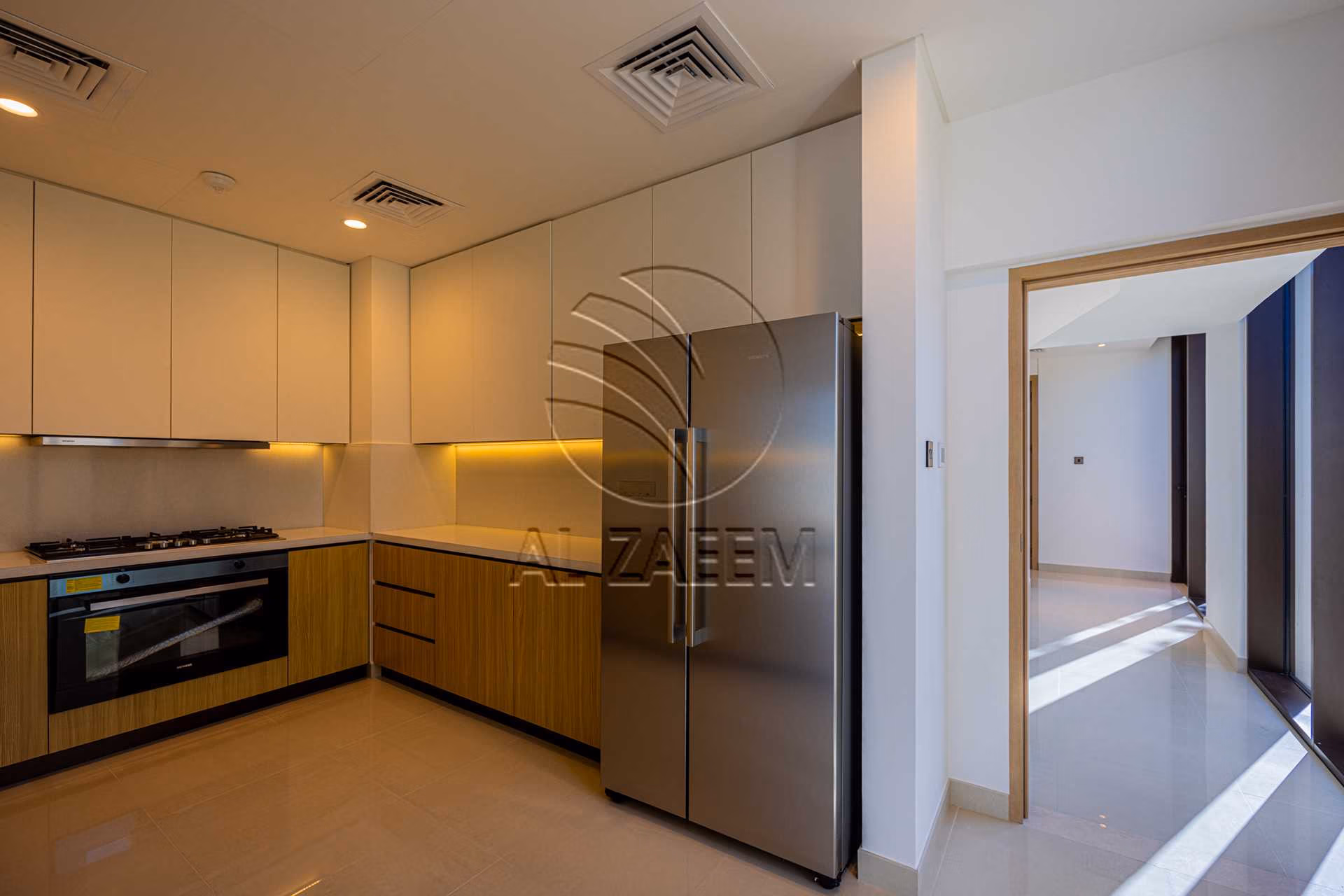 √Luxury Living | High Ceiling | Single Row Corner√