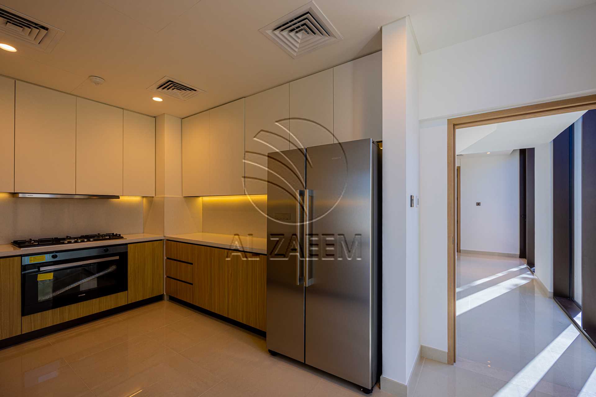 √Luxury Living | High Ceiling | Single Row Corner√