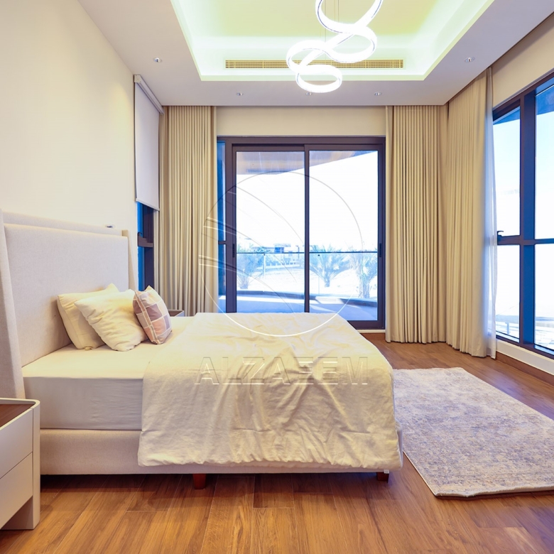 √ Single Row End | High Ceiling | Luxury Living √