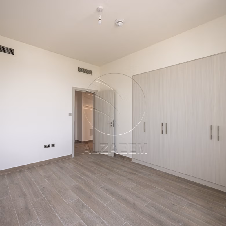√VACANT| New Family Home | End Unit√