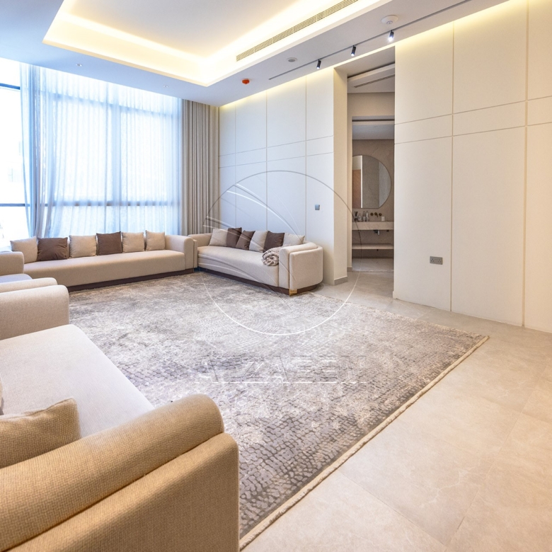 √ Single Row End | High Ceiling | Luxury Living √