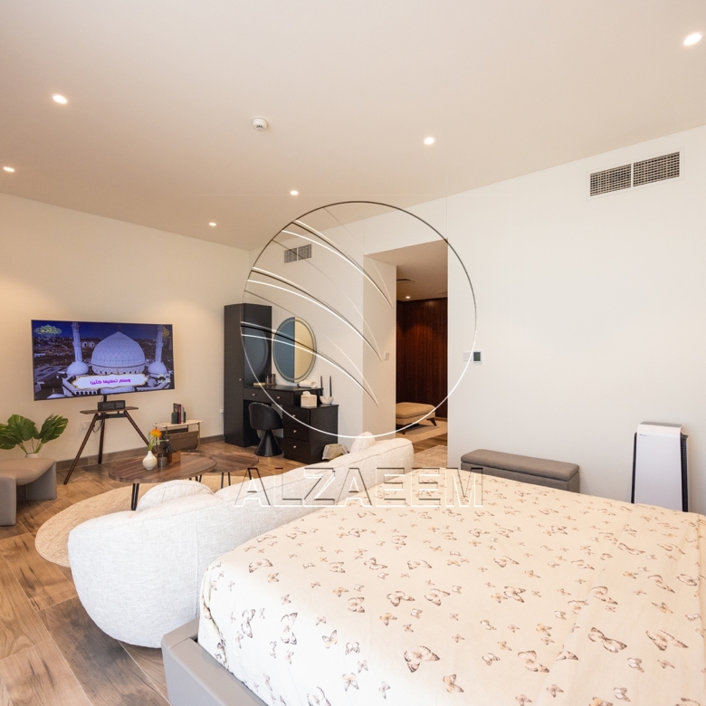 √CORNER 5BR Villa with Pool | Landscaped Garden√