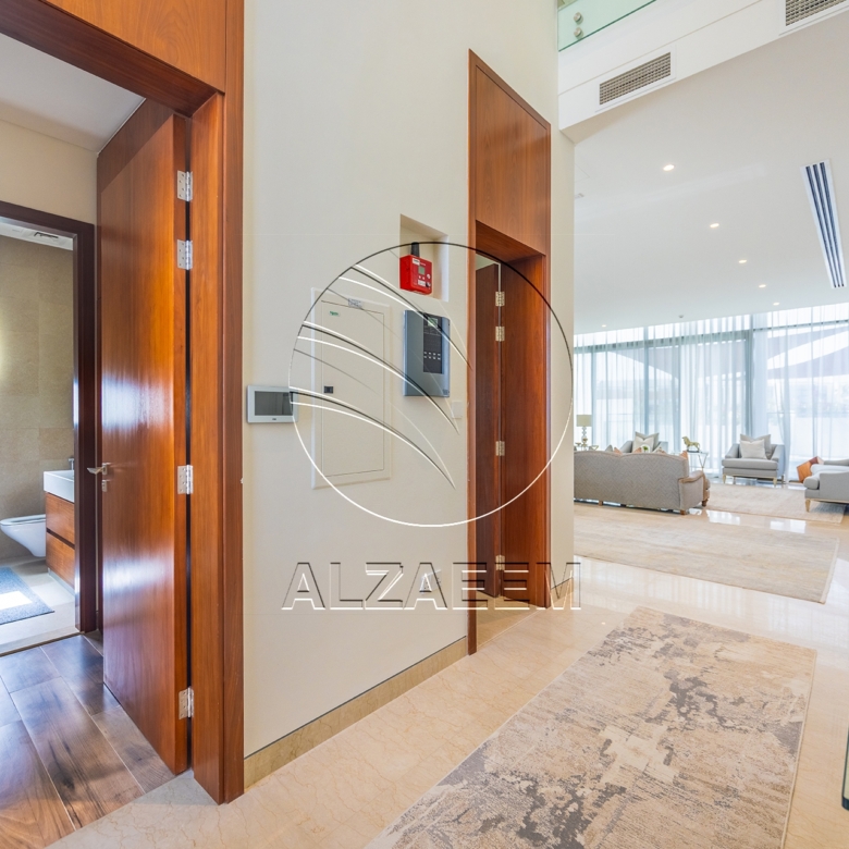 √CORNER 5BR Villa with Pool | Landscaped Garden√