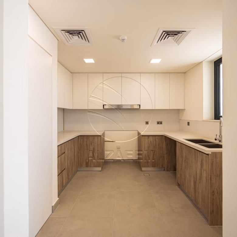 √VACANT| New Family Home | End Unit√