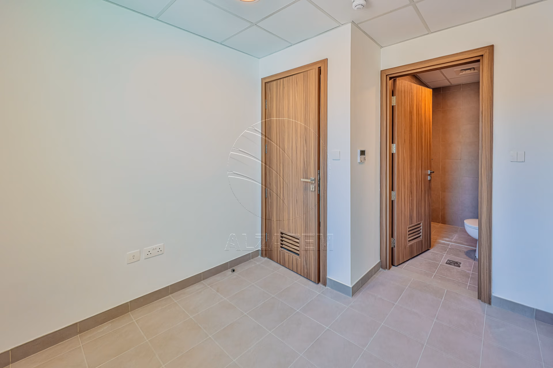 √Single Row Semi Corner | Vacant | Near the Gate√
