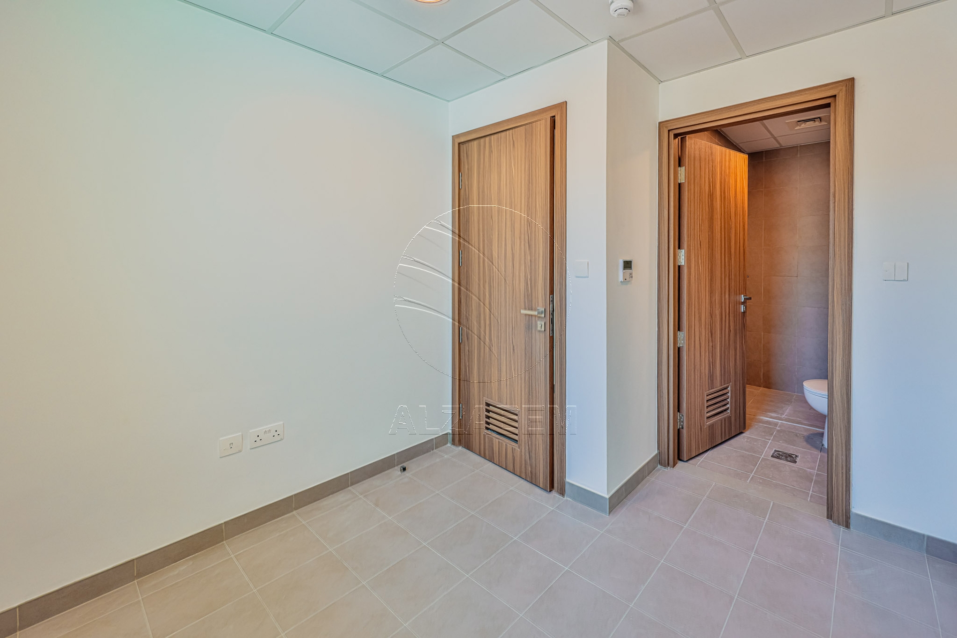 √Single Row Semi Corner | Vacant | Near the Gate√