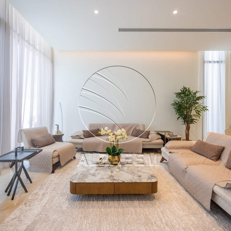 √CORNER 5BR Villa with Pool | Landscaped Garden√