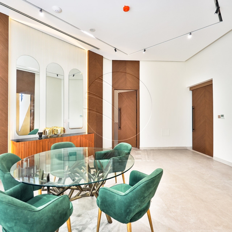 √ Single Row End | High Ceiling | Luxury Living √