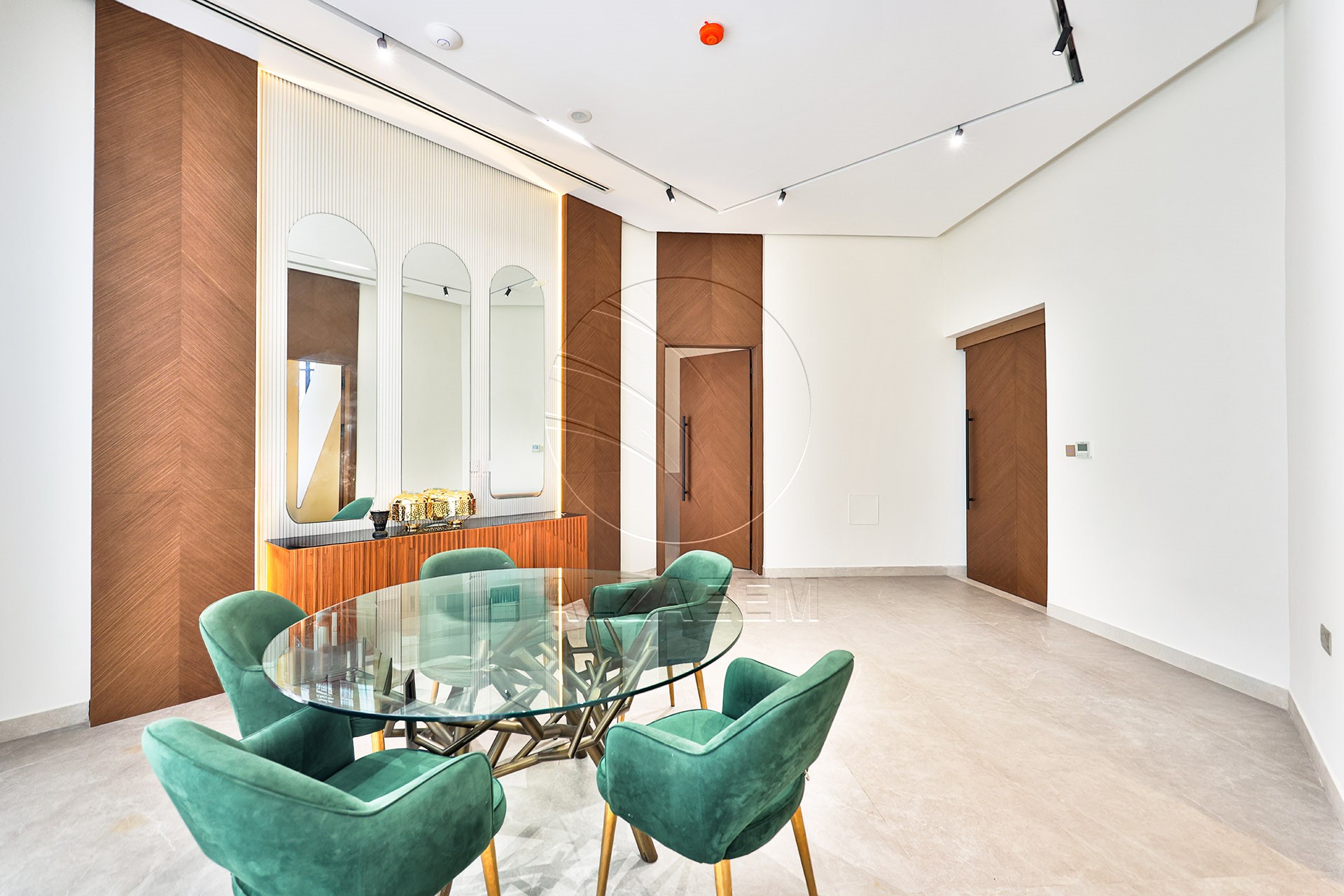 √ Single Row End | High Ceiling | Luxury Living √