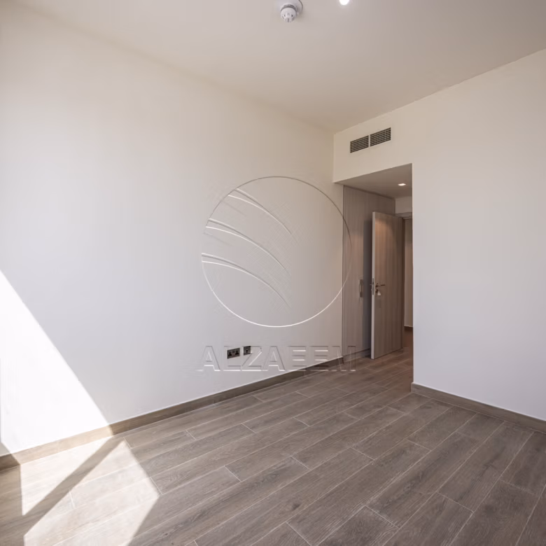 √VACANT| New Family Home | End Unit√