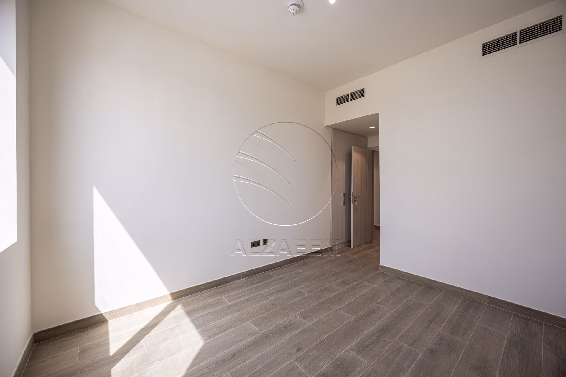 √VACANT| New Family Home | End Unit√