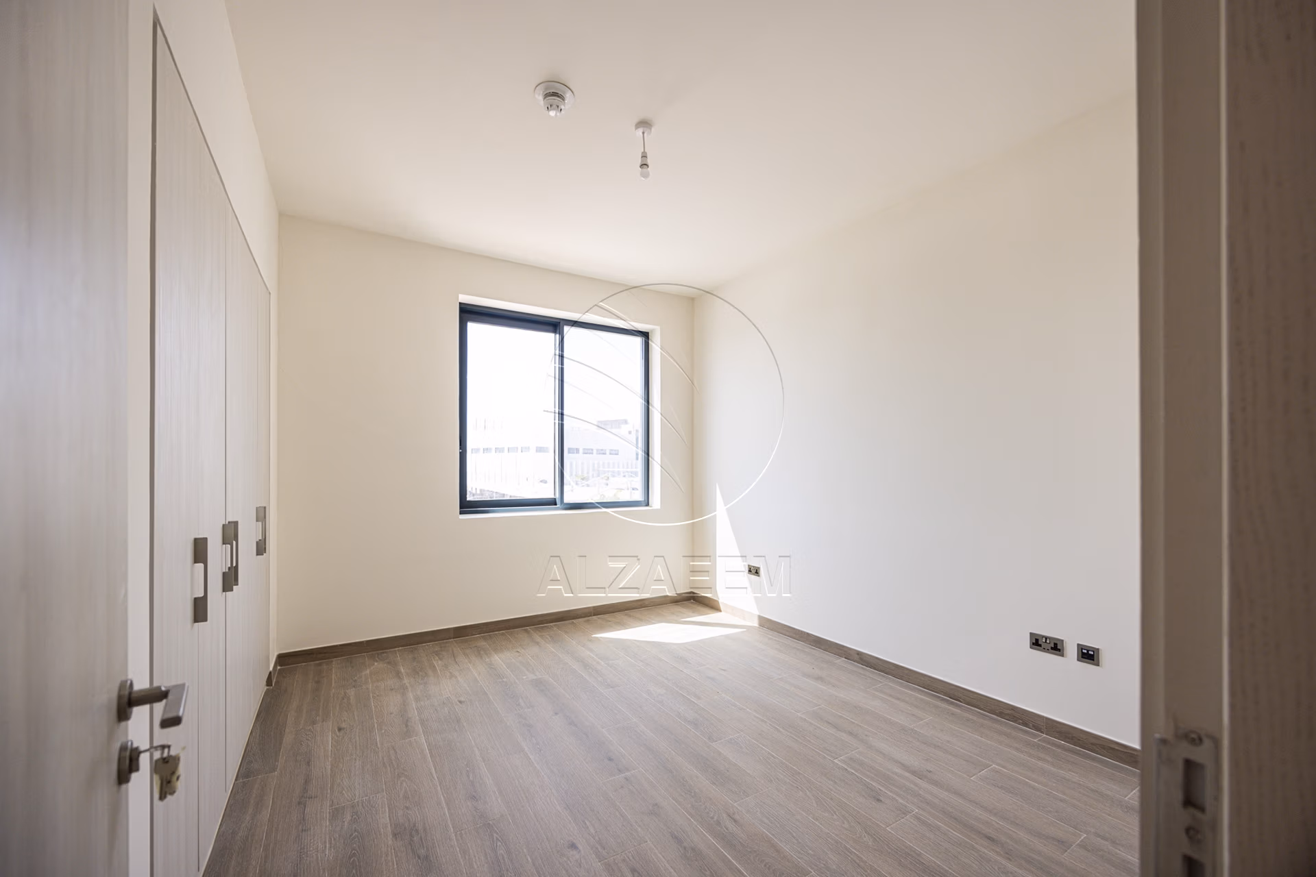 √VACANT| New Family Home | End Unit√