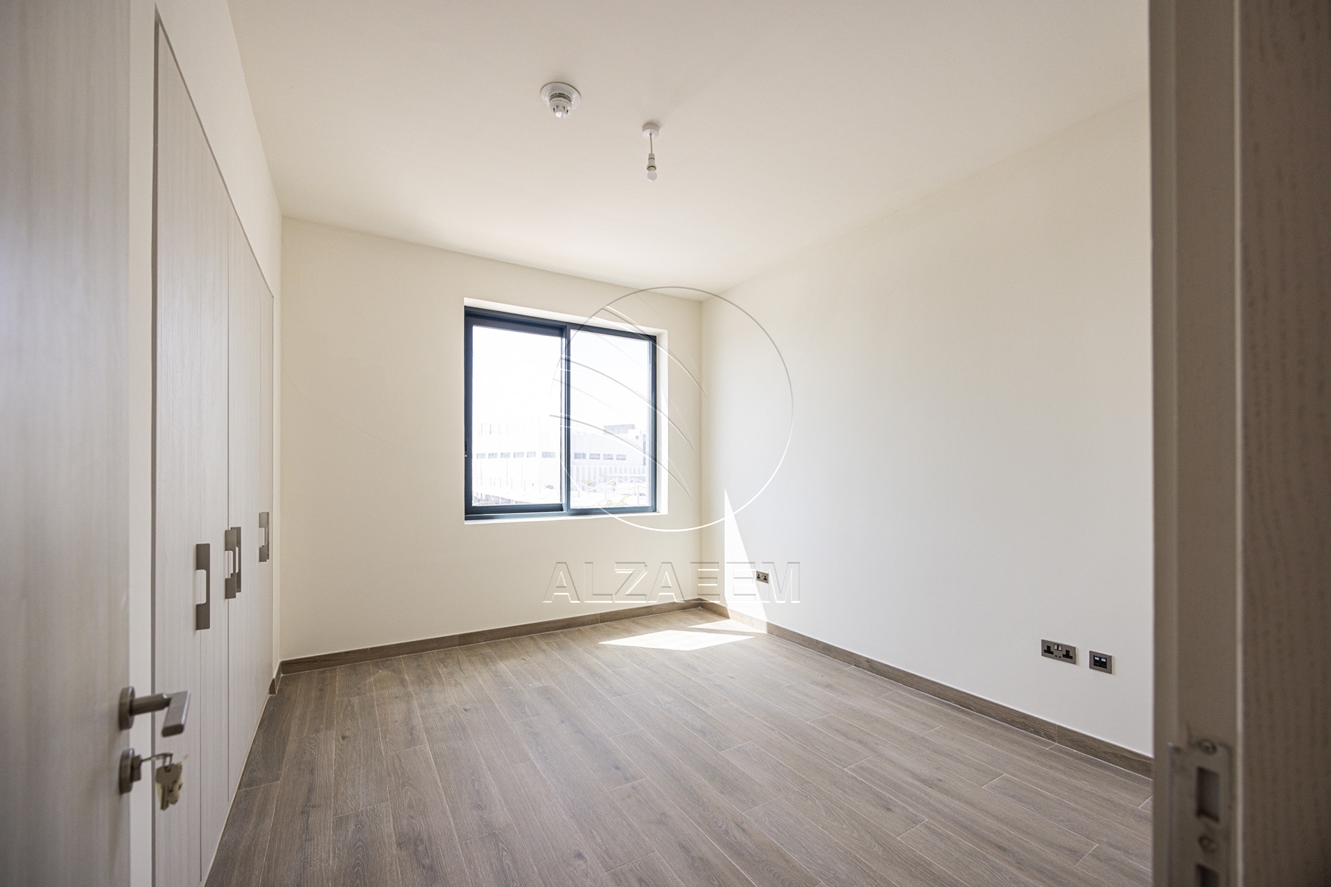 √VACANT| New Family Home | End Unit√