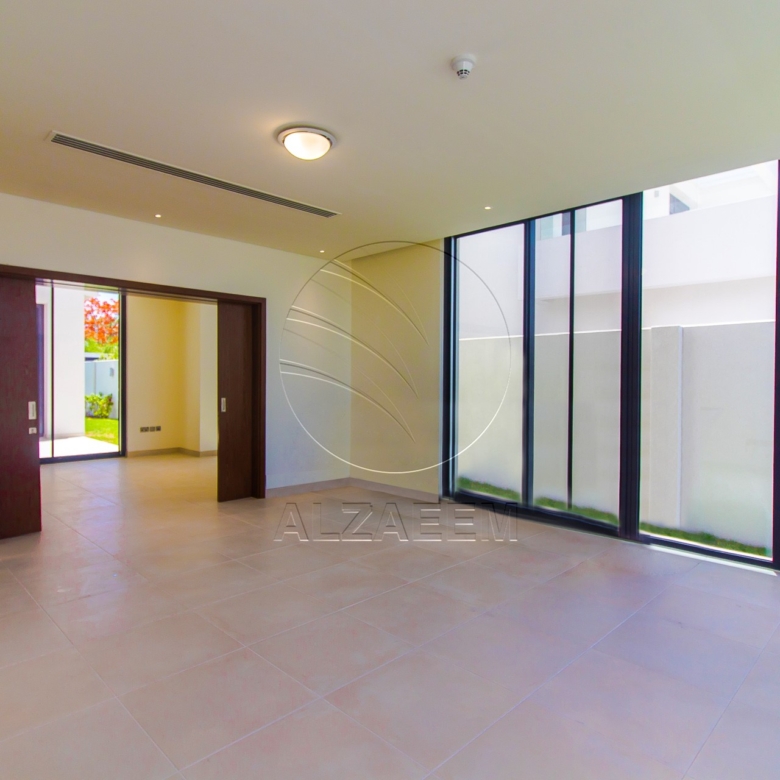 VACANT! 5BR+Maid | Mid Unit-Double Row