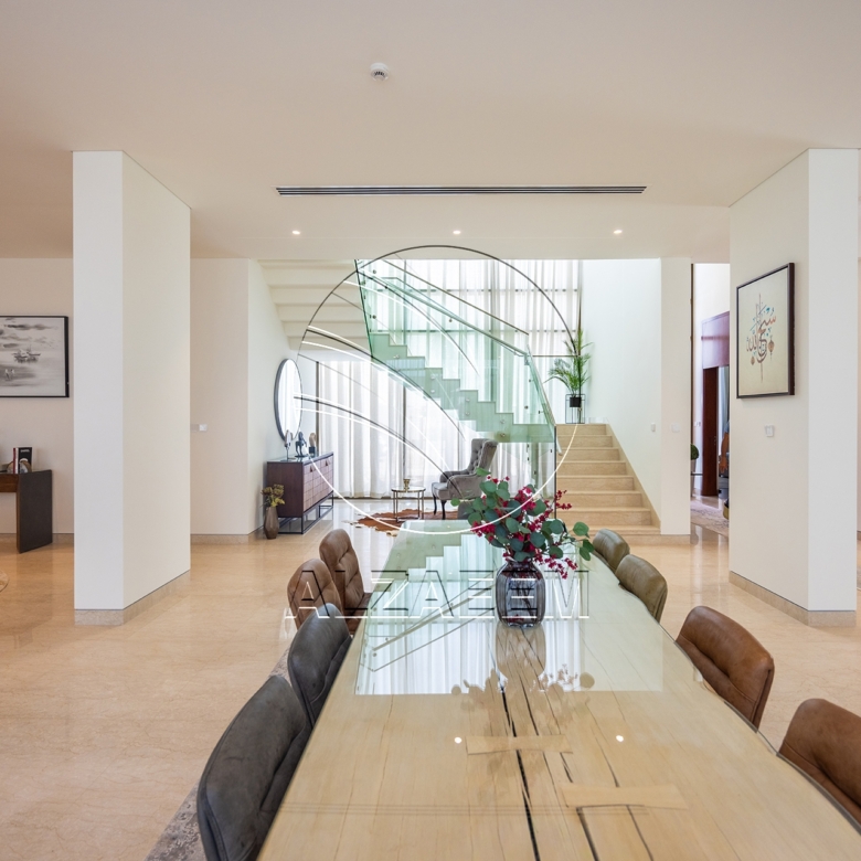 √CORNER 5BR Villa with Pool | Landscaped Garden√