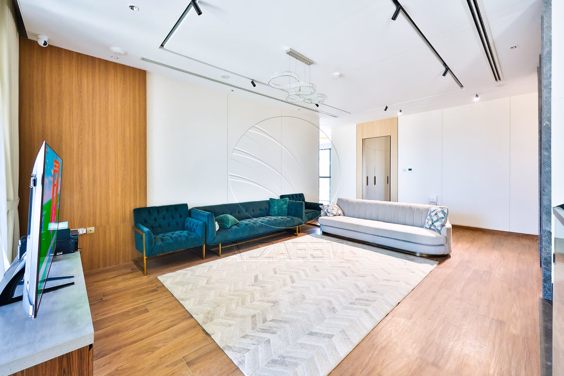 √ Single Row End | High Ceiling | Luxury Living √