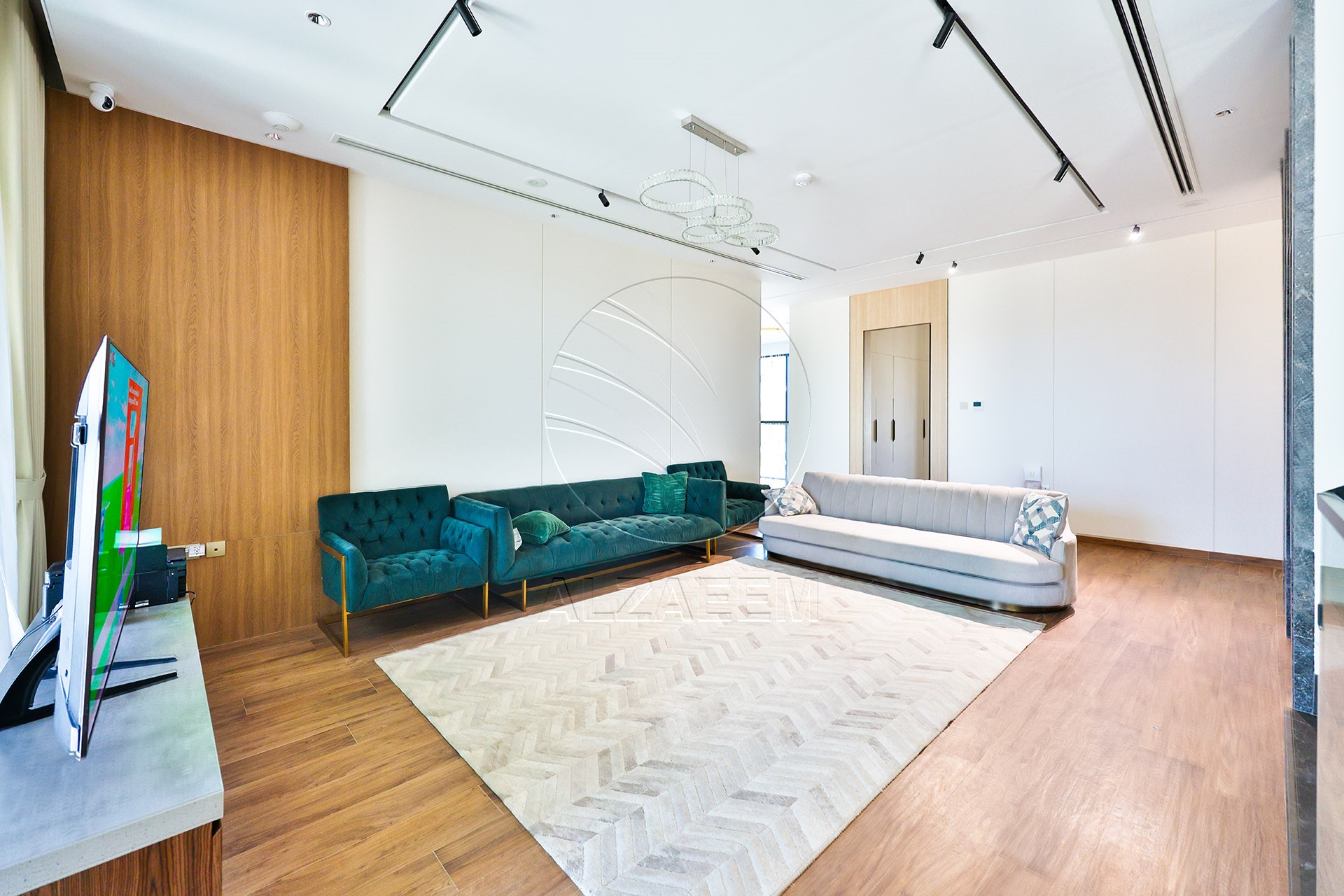 √ Single Row End | High Ceiling | Luxury Living √