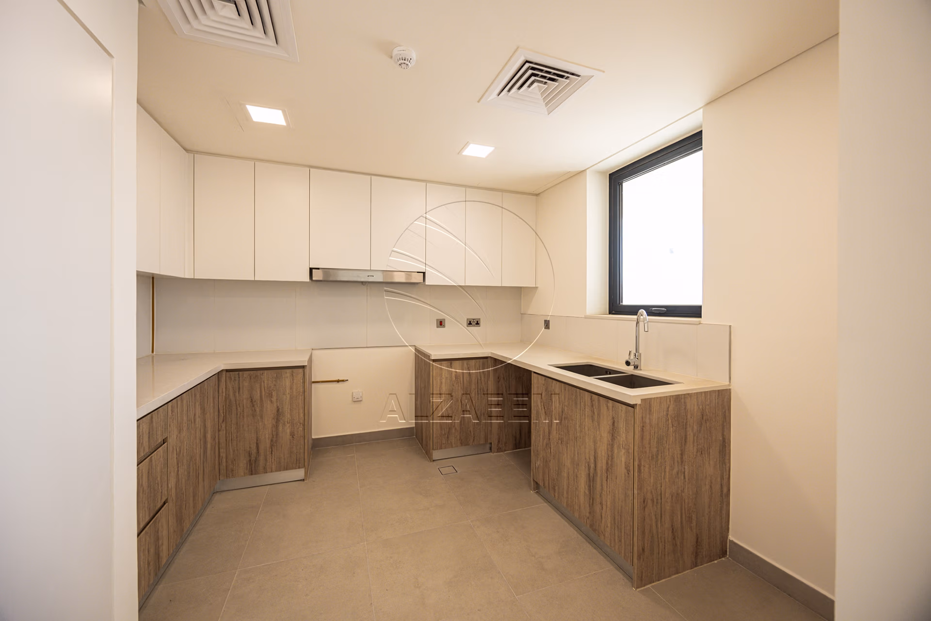 √VACANT| New Family Home | End Unit√