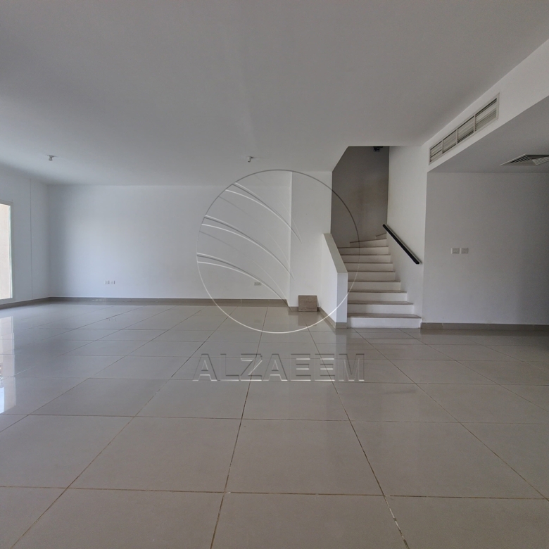Corner Villa + Private Pool! End Use or Investment