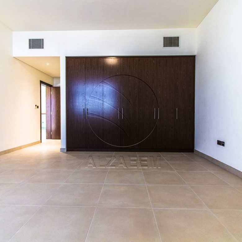 VACANT! 5BR+Maid | Mid Unit-Double Row