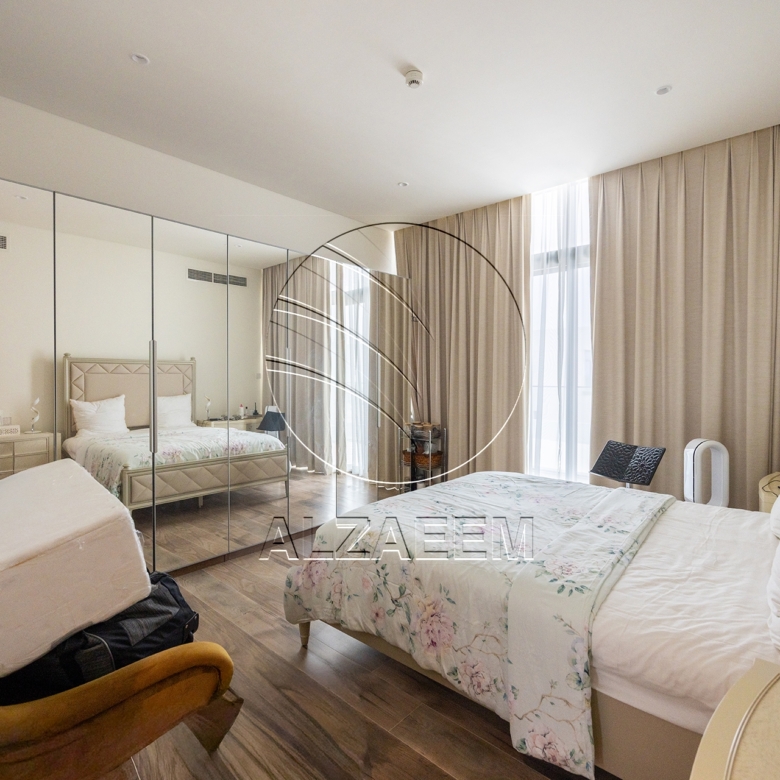 √CORNER 5BR Villa with Pool | Landscaped Garden√