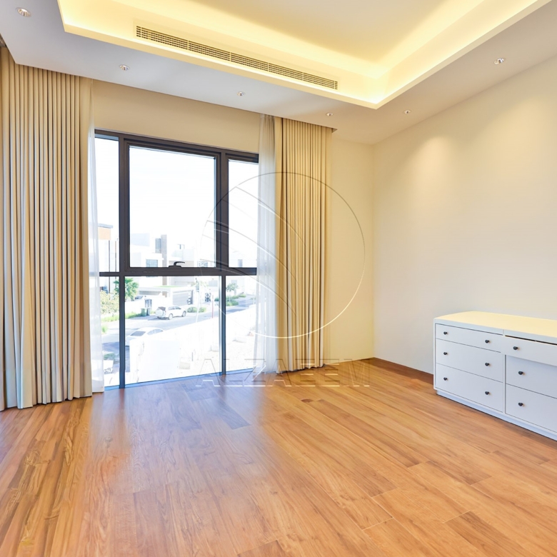 √ Single Row End | High Ceiling | Luxury Living √