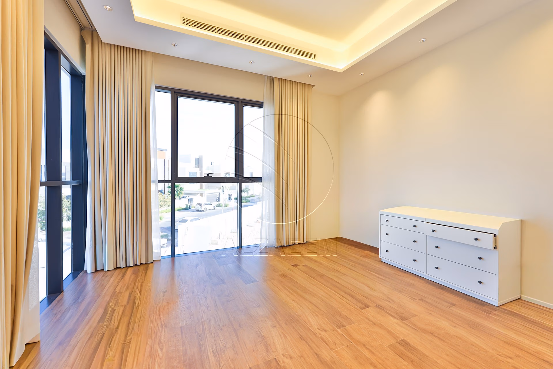 √ Single Row End | High Ceiling | Luxury Living √