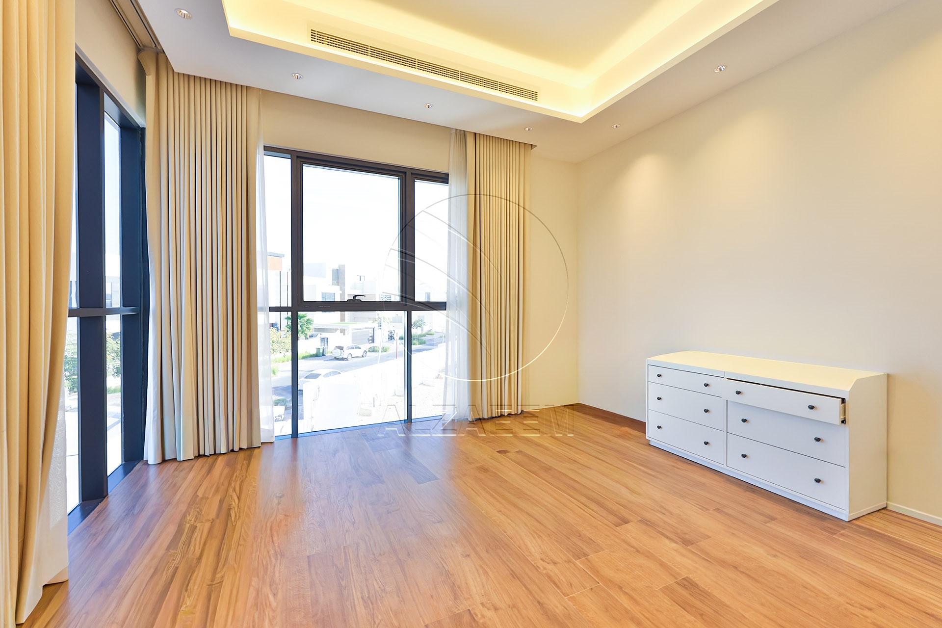 √ Single Row End | High Ceiling | Luxury Living √