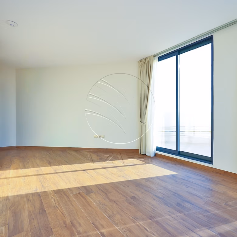 √ Single Row End | High Ceiling | Luxury Living √