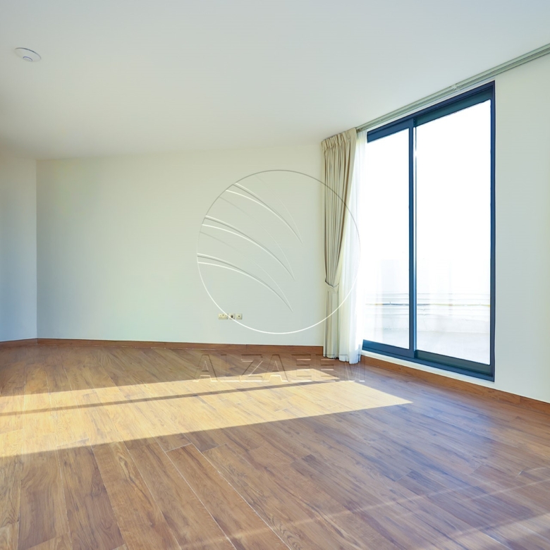 √ Single Row End | High Ceiling | Luxury Living √